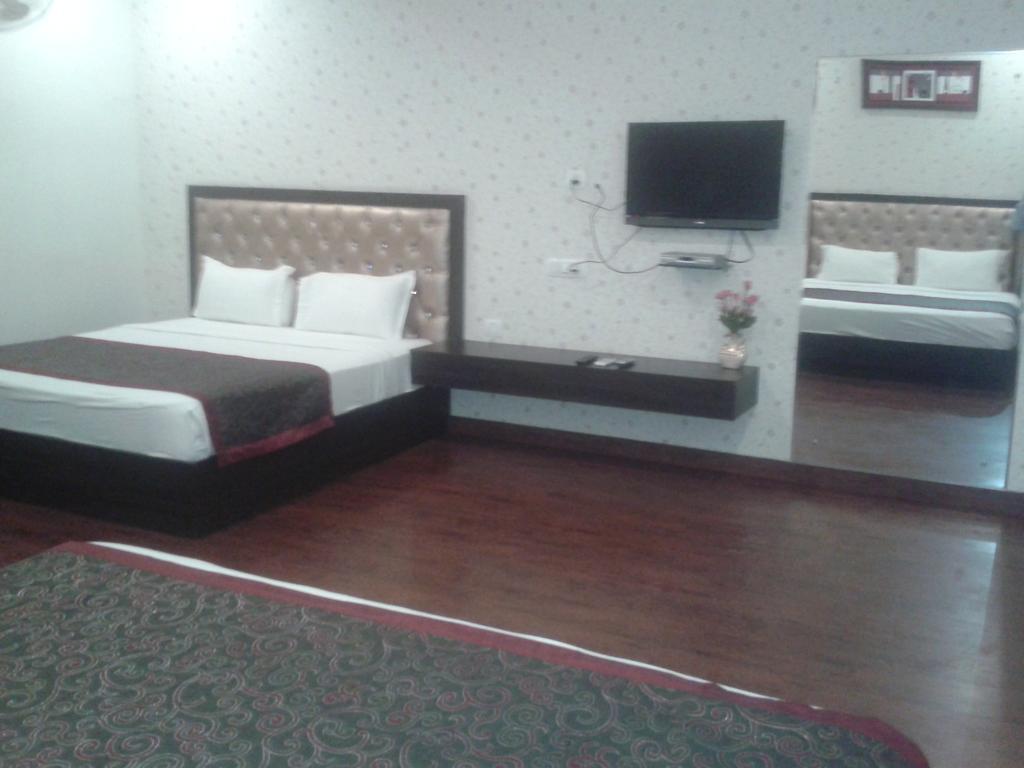 Hotel Krishna International Vrindāvan Quarto foto